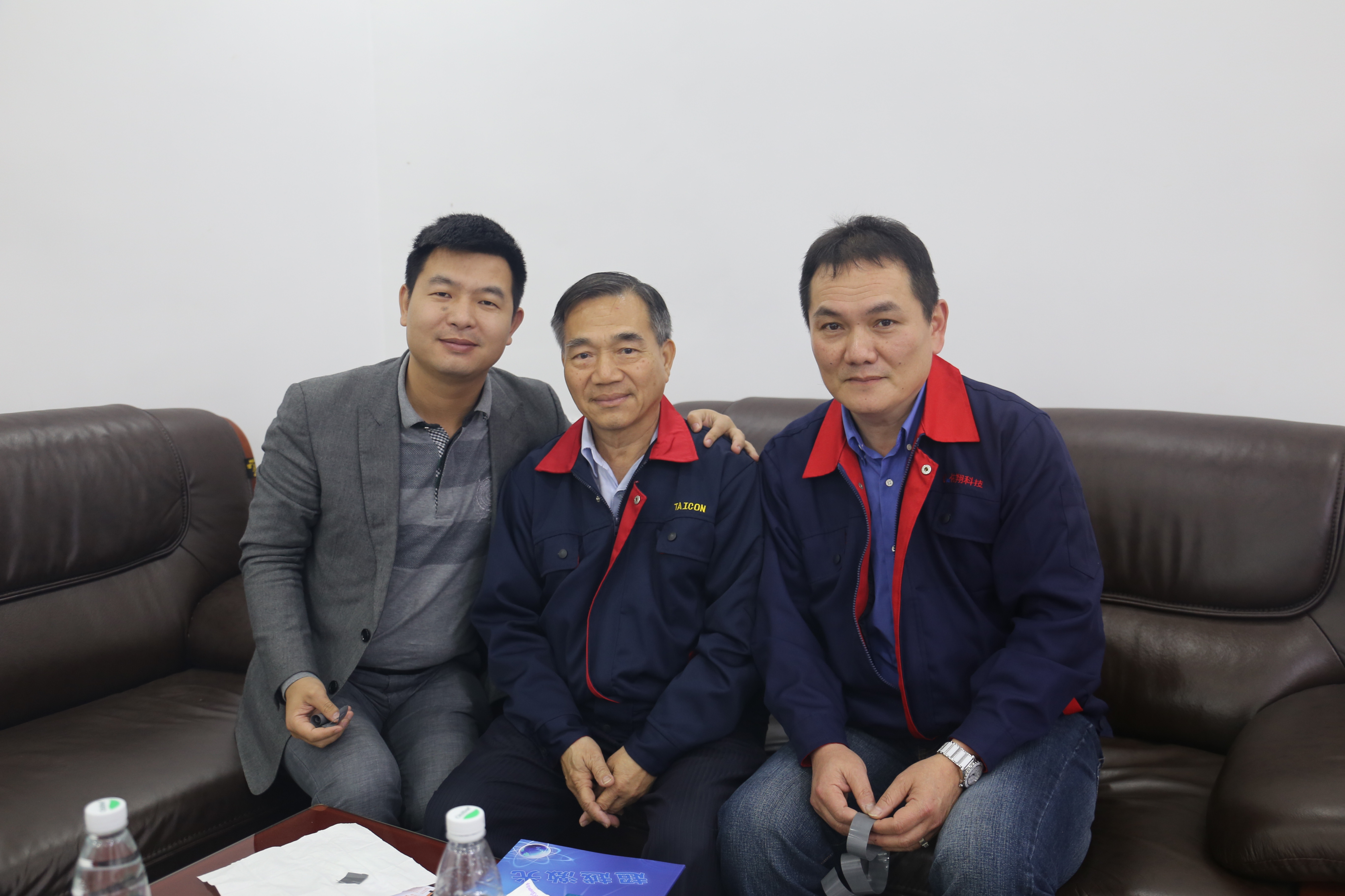超越激光經理與客戶合影
